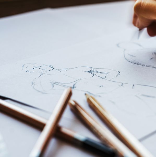 A gorgeous hen began the life drawing workshop by sketching a male model on a white paper with pencils by her side