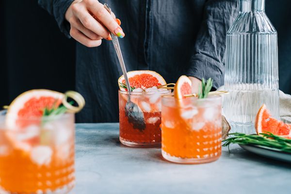 A gorgeous hen stirred her cocktail drinks garnished with pomelo slices during the cocktail making class