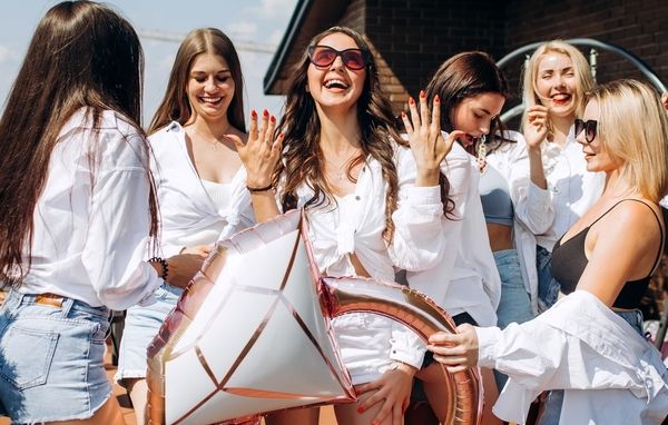 Hen flaunted her hands and having fun with her closest friends while holding a large ring balloon